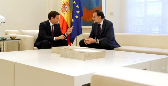 El presidente del Gobierno, Mariano Rajoy, durante la reunión que mantuvo esta mañana con el líder de Ciudadanos, Albert Rivera (izda), con quien buscará recomponer un frente al desafío secesionista en Cataluña, después de que la formación naranja anuncia