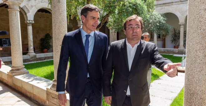 El secretario general del PSOE, Pedro Sánchez, y el presidente de la Junta de Extremadura, Guillermo Fernández Vara, momentos antes del encuentro de trabajo que han mantenido en la sede de la Presidencia de la Junta, en Mérida. EFE/Jero Morales