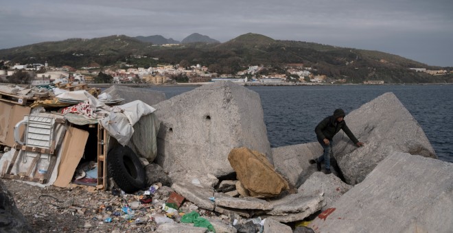 Decenas de menores migrantes no acompañados, (menas) duermen en las calles de Ceuta al margen de los sistemas de protección. La ONG Save the Children denuncia que estos niños son tratados como extranjeros y no reciben la protección suficiente.- PEDRO ARME