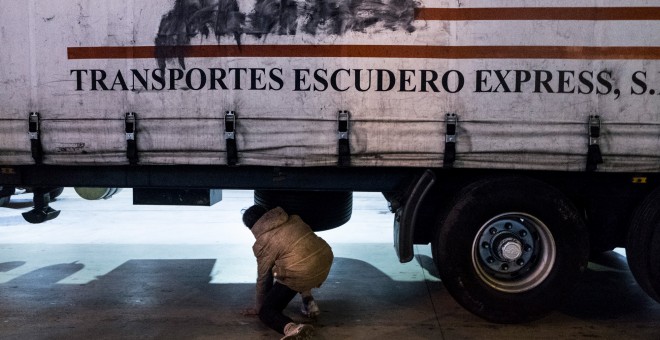 Estos menores migrantes intentan colarse en los bajos de camiones que embarcan en los ferrys del puerto con destino a la Península, donde hay más oportunidades que en Ceuta.- PEDRO ARMESTRE/ SAVE THE CHILDREN