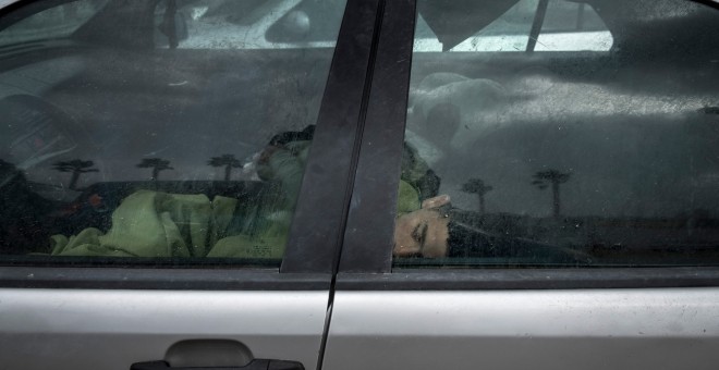 Un menor migrante no acompañado duerme en el interior de un coche en Ceuta.- PEDRO ARMESTRE/SAVE THE CHILDREN