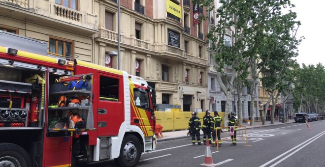 Los Bomberos trabajan para asegurar la zona y encontrar posibles atrapados por el derrumbe. TWITTER EMERGENCIAS MADRID