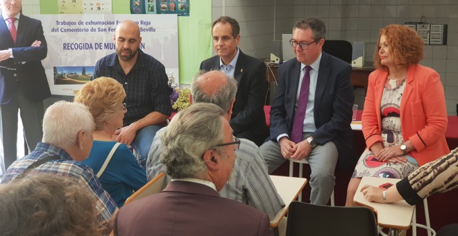 El alcalde de Sevilla, Juan Espadas (segundo por la derecha), en la reunión con las víctimas.
