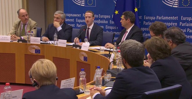 El fundador y consejero delegado de Facebook, Mark Zuckerberg, durante su comparecencia ante los portavoces del Parlamento Europeo, en Bruselas, sobre el caso de Cambridge Analýtica. REUTERS