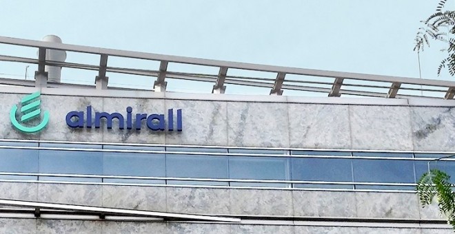 El logo de la farmacéutica Almirall, en su sede en Barcelona. E.P.