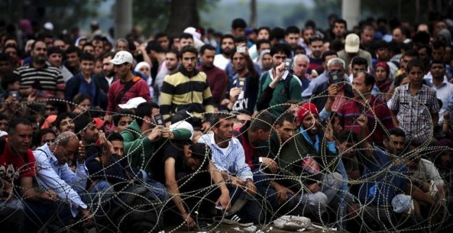 Grupo de personas refugiadas retenidas en Grecia - REUTERS