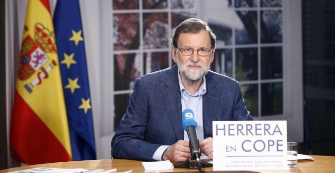 Fotografía facilitada por la Presidencia del Gobierno del presidente del Gobierno, Mariano Rajoy, durante la entrevista que ha realizado en la cadena COPE. EFE/ Diego Crespo