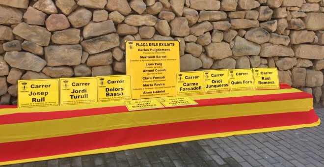 Plaques amb els nous noms de carrers decidits a l'Ajuntament lleidatà de Torrelameu. / Carles Comes.