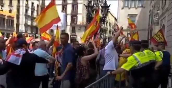 Manifestants d'ultradreta en el seu intent de trencar el cordó policial per entrar a l'Ajuntament de Barcelona / Barcelona Televisió