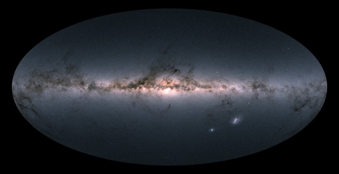La Vía Láctea en su color natural, observada recientemente por el satélite Gaia. En el centro del plano galáctico está la brillante área que esconde el agujero negro supermasivo Sagitario A./ ESA