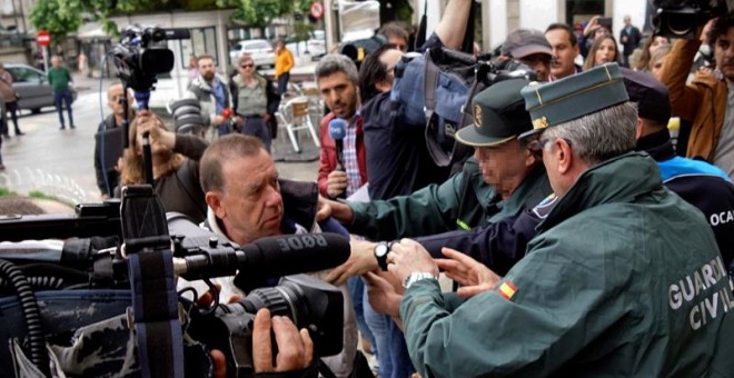 Un vecino de Paramos (Pontevedra), que perdió su vivienda por la explosión de un almacén clandestino donde se almacenaba material pirotécnico, ha intentado agredir a su propietario, a su llegada a los juzgados de Tui. / EFE