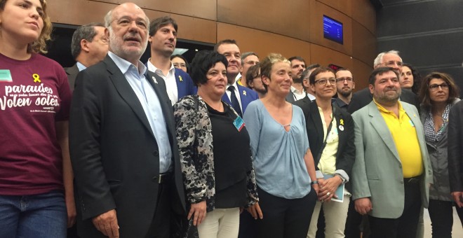 Foto de familia de los participantes este martes en el Parlamento Europeo en el acto 'Defender los derechos fundamentales en la UE: el caso español'. / CB