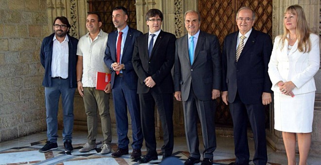Pacte Nacional de la Indústria amb els representants sindicals, l'exconseller Santi Vila, el president cessat, Carles Puigdemont, i els presidents de Foment del Treball, Pimec i la presidenta de Cepyme.