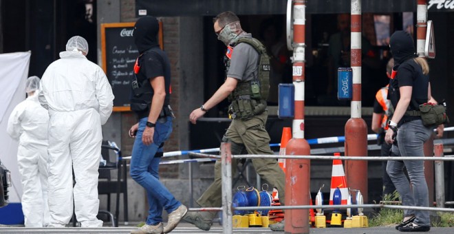Policías y forenses, en la escena del crimen en Lieja. REUTERS/Francois Lenoir