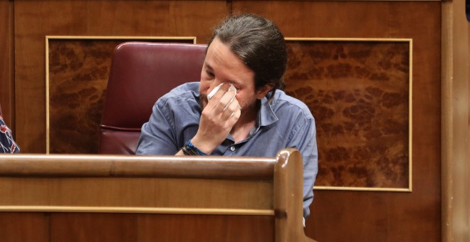 El líder de Podemos, Pablo Iglesias, se limpia con un pañuelo tras emocionarse después de su intervención en la sesión de control al Gobierno en la que ha preguntado al ministro del Interior, Juan Ignacio Zoido, por el policía franquista 'Billy el Niño'.