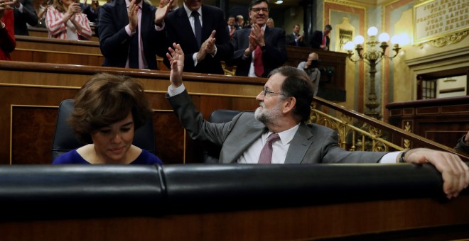El presidente del Gobierno, Mariano Rajoy, responde a los aplausos de sus diputados a su llegada al hemiciclo del Congreso de los Diputados. EFE/Ballesteros
