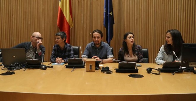El líder de la formación morada Pablo Iglesias (c), durante reunion del Grupo parlamentario de Podemos este mediodía en el Congreso de los Diputados. EFE/J.J.Guillen