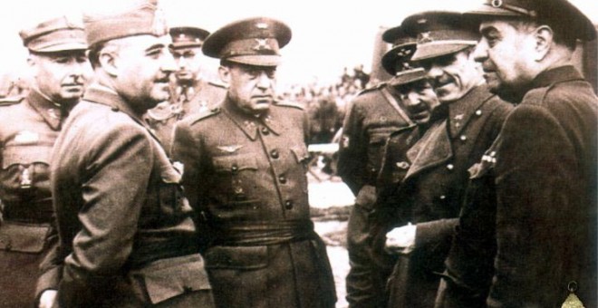 El general Cabanillas, segundo por la derecha, junto al Fraco y otros generales en un foto sin fecha.
