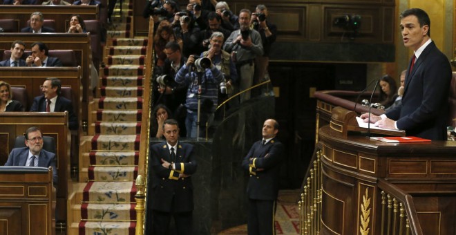 El líder del PSOE, Pedro Sánchez, en la tribuna del Congreso de los Diputados en su fallida investidura, en marzo de 2016. EFE