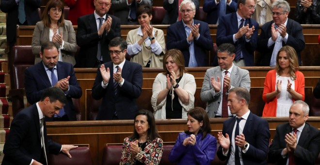 El líder socialista Pedro Sanchez recibe los aplausos de sus diputados después de su intervención en el debate de la moción de censura contra Mariano Rajoy. REUTERS/Sergio Perez