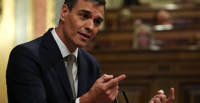 El secretario general del PSOE, Pedro Sánchez, durante su intervención desde la tribuna de oradores del hemiciclo, en la primera jornada de la moción de censura presentada por su partido contra el presidente del Gobierno, Mariano Rajoy. REUTERS/Sergio Per