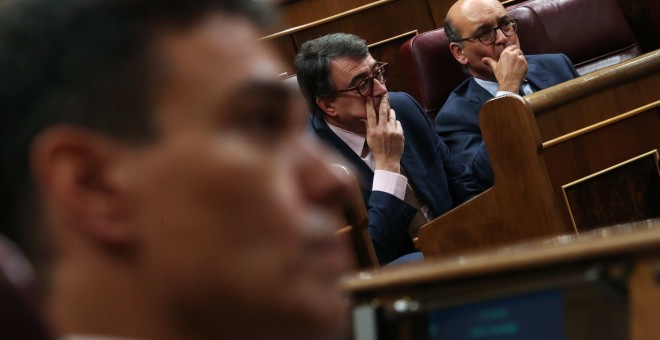 El líder del Partido Socialista Pedro Sánchez, el portavoz del Partido Nacionalista Vasco (PNV), Aitor Esteban y Mikel Legarda durante una moción de censura- REUTERS