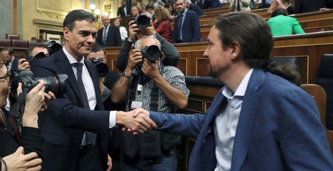 El secretario general del PSOE Pedro Sánchez, saluda al líder de Podemos Pablo Iglesias, en el hemiciclo del Congreso. /EFE