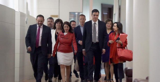 De izquierda a derecha el secretario de Organización del PSOE, José Luis Ábalos, la vicesecretaria general, Adriana Lastra, el secretario general de la formación, Pedro Sánchez, y la portavoz parlamentaria, Margarita Robles, tras la reunión del partido e