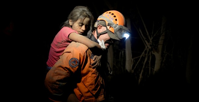 Los equipos de emergencia rescataron a cientos de personas tras la erupción del volcán de Fuego en Guatemala. / Reuters