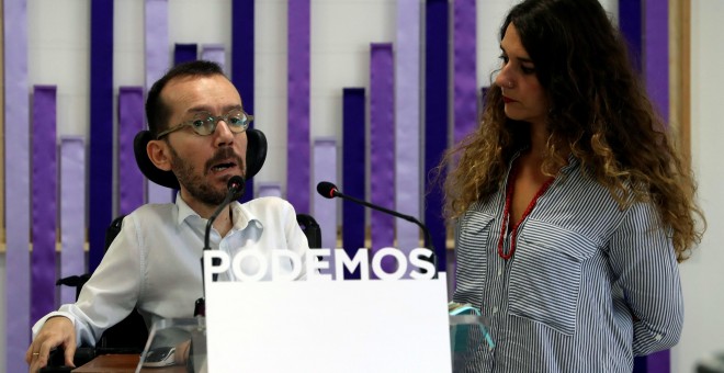 El secretario general de Podemos en Aragón y secretario de Organización de Podemos en España Pablo Echenique y la portavoz adjunta de Podemos Noelia Vera, en rueda de prensa tras el tras el Consejo de Coordinación de la formación morada, esta mañana en Ma
