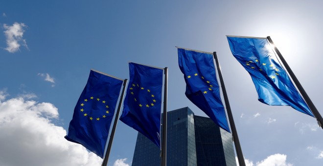 Banderas de la UE delante de la sede del BCE en Fráncfort. REUTERS/Kai Pfaffenbach