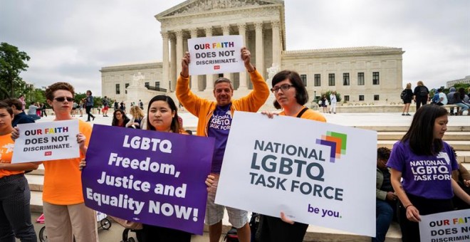 Activistas gais protestan contra la decisión del Supremo en Washington. / EFE