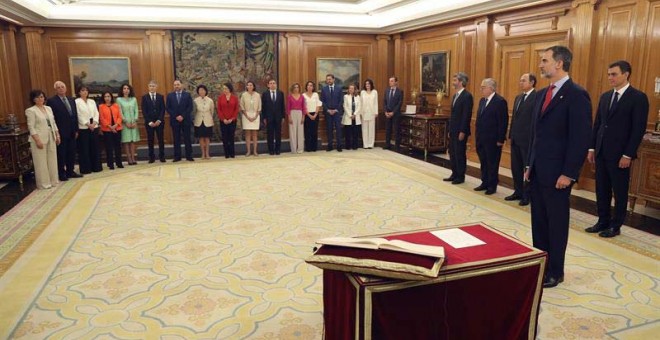 Los nuevos ministros designados por Pedro Sánchez (d), esperan para prometer su cargo ante el Rey Felipe Felipe VI (2d), esta mañana en el Palacio de la Zarzuela, en Madrid.(J.J.GUILLÉN | EFE)