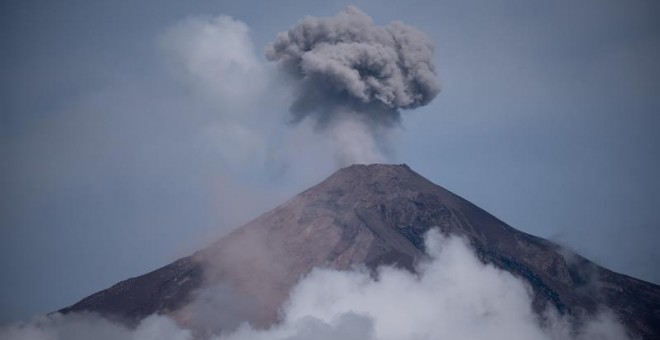 Vista del volcán de Fuego en erupción.EFE/Santiago Billy