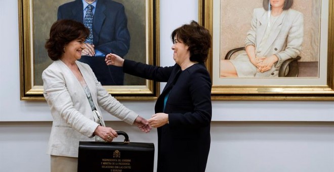 La vicepresidenta del Gobierno, ministra de la Presidencia, Relaciones con las Cortes e Igualdad, Carmen Calvo, recibe la cartera de manos de su antecesora Soraya Sáenz de Santamaría. - EFE