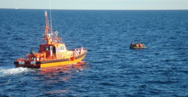 Rescate de la primera embarcación - Imagen del Twitter de Salvamento Marítimo