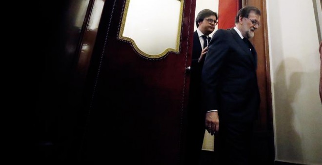 El presidente del Gobierno, Mariano Rajoy, sale del Congreso tras la segunda jornada de la moción de censura presentada por el PSOE. EFE/Javier Lizón