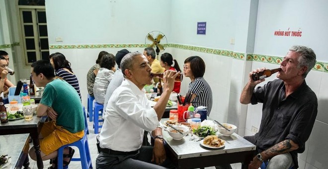 Barack Obama con el chef Anthony Bourdain en Vietnam. PETE SOUZA / WHITE HOUSE