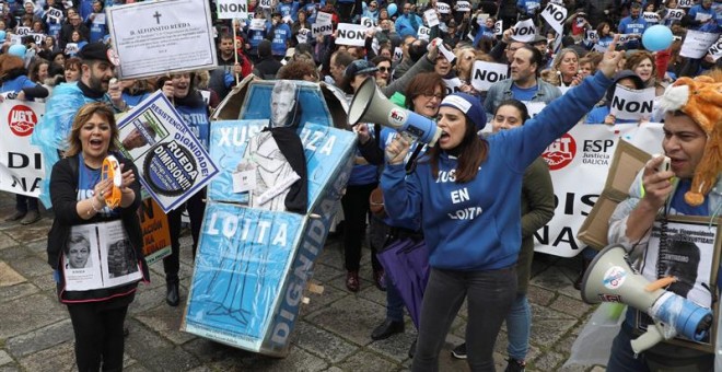Sindicatos de la Administración de Justicia de Galicia durante una manifestación por las calles de Santiago de Compostela. EFE/Xoán Rey.