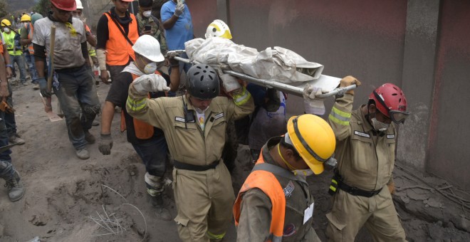 Rescatistas cargan los restos de una víctima de la erupción del volcán de Fuego./EFE