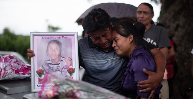 Familiares lloran durante el funeral de una víctima de la violenta erupción del volcán de Fuego./EFE