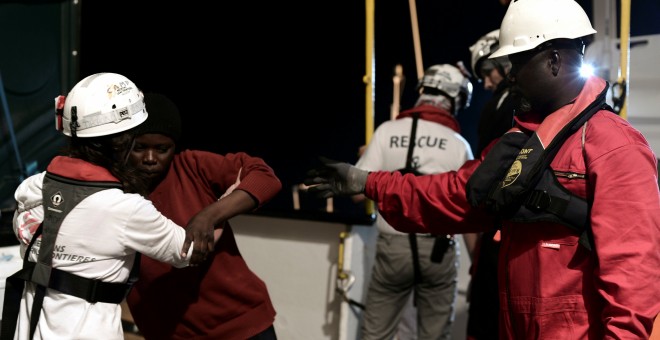 Una personas rescatada por la tripulación del barco de salvamento Aquarius este fin de semana.- REUTERS/Karpov