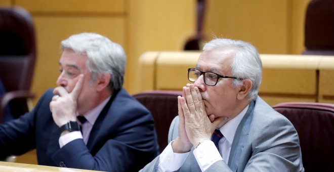 Los senadores del PP Javier Arenas y José Manuel Barreiro, durante el debate de los cinco vetos a los Presupuestos de 2018. EFE/Juan Carlos Hidalgo