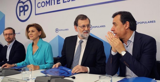 Fernando Martínez Maíllo habla con Mariano Rajoy durante el Comité Ejecutivo Nacional del PP de este lunes. /EFE