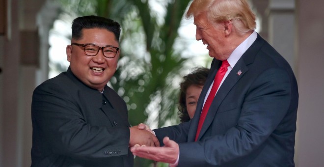 Trump y Kim Jong-un se saludan ante los fotógrafos en su cumbre en Singapur. /REUTERS