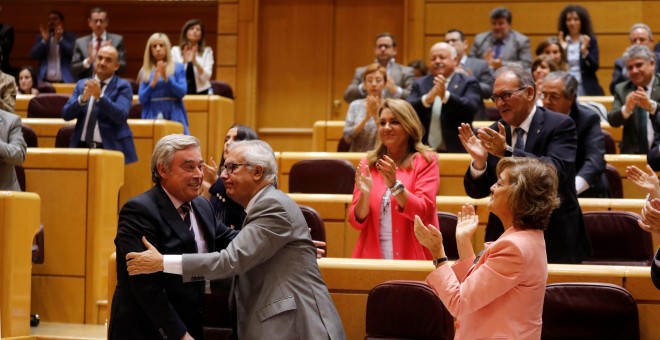 El portavoz del PP en el Senado, José Manuel Barreiro, recibe un aplauso tras su intervención en el debate de los cinco vetos presentados al proyecto de Ley de Presupuestos Generales del Estado de 2018. EFE/Juan Carlos Hidalgo