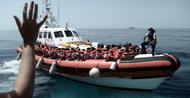 El traslado de 400 personas desde el Aquarius hasta los barcos de la guardia costera italiana y la Marina italiana.Kenny Karpov/SOS Meditérranée/MSF