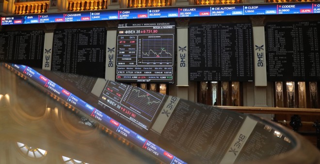 Los paneles informativos de la Bolsa de Madrid, con la evolución del principal indicador, el Ibex 35. EFE/ J.J.Guillen