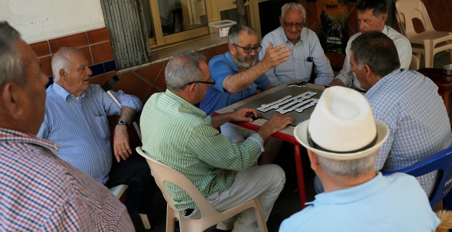 Un grupo de pensionistas juega al dominó en una terraza en la localidad malagueña de Fuengirola. REUTERS/Jon Nazca