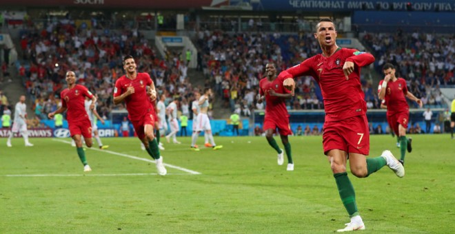 Cristiano celebra su tercer gol a España. REUTERS/Hannah McKay